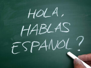 Read more about the article One-on-One vs. Classroom: Which Works Better for Learning Spanish Greetings?